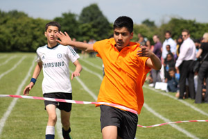 Boys wiiner breaking the tape